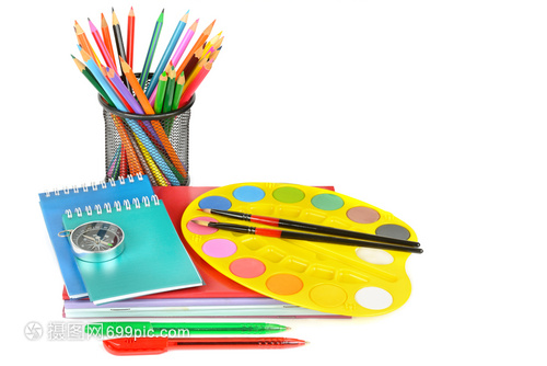 简约高效 打造以白色背景与文具为核心的教育工作空间